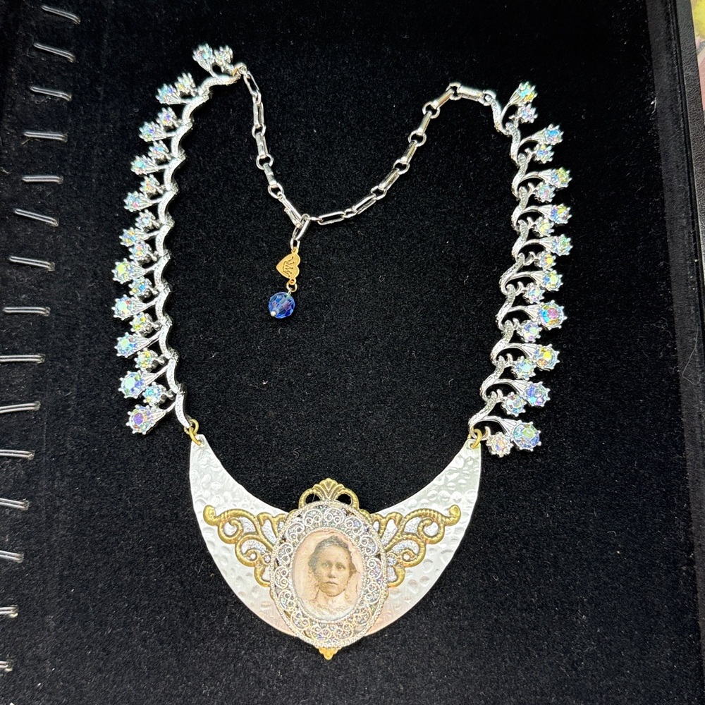 🌟Adorned Crown Jewelry assemblage rhinestone filigree female image bib necklace - Picture 3 of 10